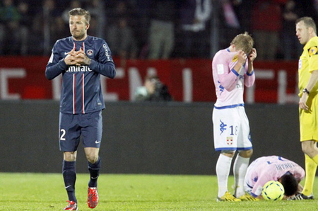 Vẻ mặt rất biểu cảm của Beckham khi phải nhận thẻ đỏ.